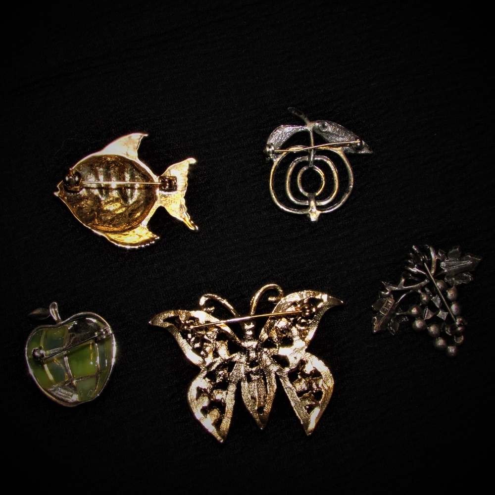 Brooch Pin Bundle Butterfly, Apples, Grapes, Fish - Picture 2 of 7